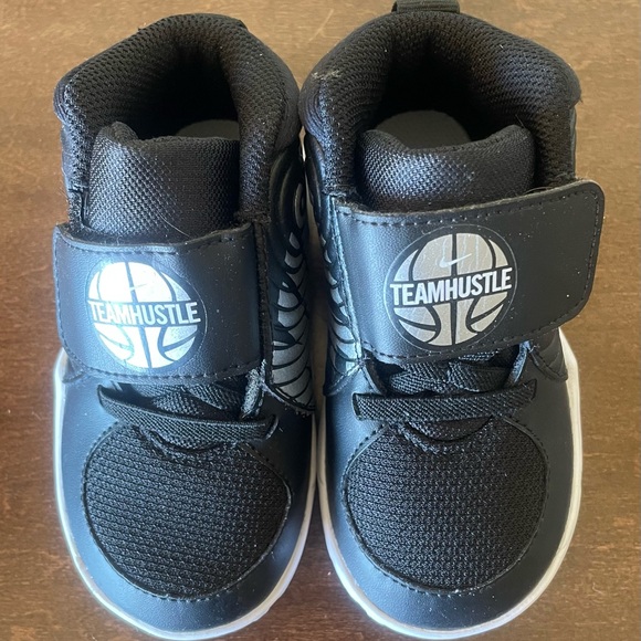 Nike Toddler Team Hustle Sneakers - Picture 3 of 7